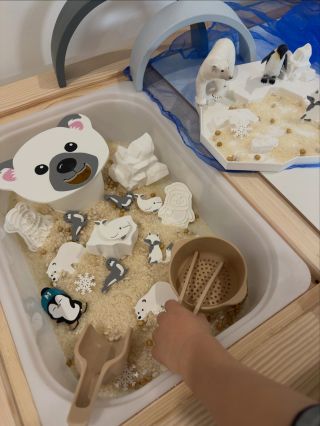 ❄️ ZIMNÁ ROZPRÁVKA Objavujeme polárny svet hrou Polárny svet plný ľadu, snehu a zvieratiek pozýva deti objavovať, skúmať a...