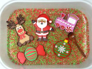 Vianočné mini senzorické podnosy 🎅🦌 prinášajú deťom radosť z tvorenia, presýpania a objavovania. Sú ideálne na sypké...